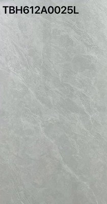 أرضية الجدار الداخلي البلاط الزجاجي الملمع 600x1200mm ألواح المكتب شرفة خارجية Carrara الرمادي البلاط السيراميكي