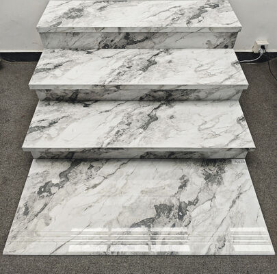 مكافحة الانزلاق الرمادي المبل ترك مساحة للقطاع المصباح 470x1200mm 35mm الملمع الزجاج السيراميكية السلالم للمنزل