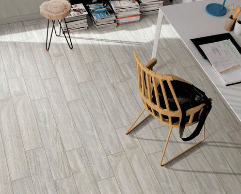 الغبار 600 مم العرض بلاط البورسلين الخشبي الحبوب رمادي فاتح 150x900mm