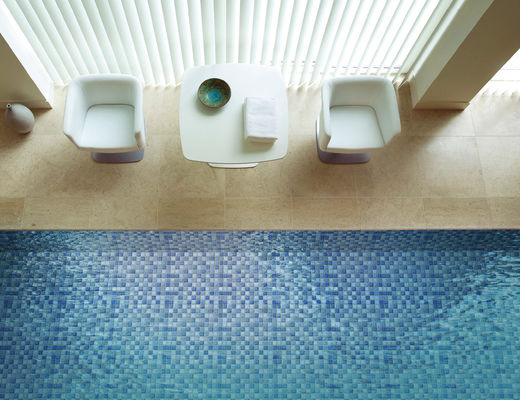 سكيدبروف SGS White Mosaic Swimming Pool Tiles ، بلاط حمام سباحة خزفي متعدد الألوان