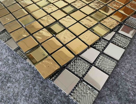ISO13006 Mildewproof ديكور بلاط الموزاييك الذهبي الشظية المعدنية المزجج الجدار 6 مم